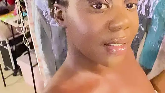 Kısa saçlı zenci aktris, kadın rapçi, model, yetişkin içerik yaratıcısı, onlyfans kızı