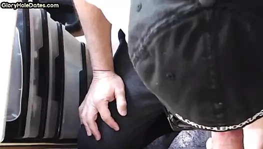 Gerçek açgözlü duvar deliği dilf ev yapımı yakın çekimde yarak emiyor