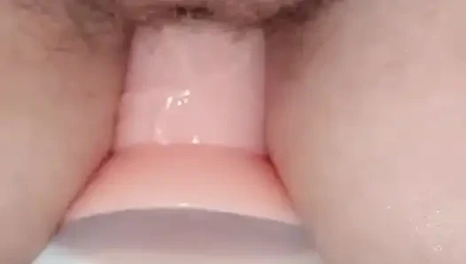 Olgun sürtük büyük bir fışkırtma yapıncaya kadar büyük kıllı amında yeni bir büyük oyuncak deniyor