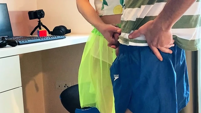Üvey baba yanlışlıkla üvey kızını üvey kızını hamile bırakan bir karısıyla karıştırır.