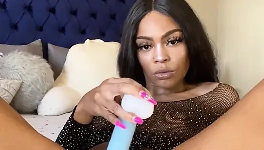 Zenci tanrıça bnwo goon azdırıyor: iç çamaşırlı kenardan siyaha üstünlük (5 dakikalık dildo ibadeti)