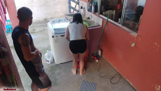 Patron gitti ve hizmetçi ereksiyon olan yarağıma karşı koyamadı