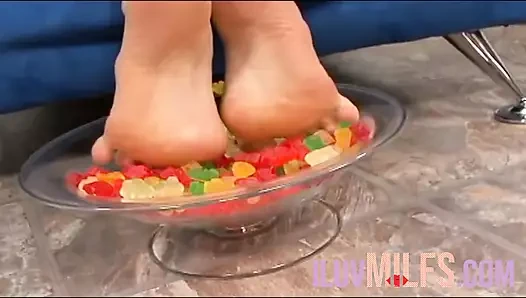 Büyük memeli orta yaşlı seksi kadın ayaklarını sakızlara sokuyor ve sonra sikiliyor