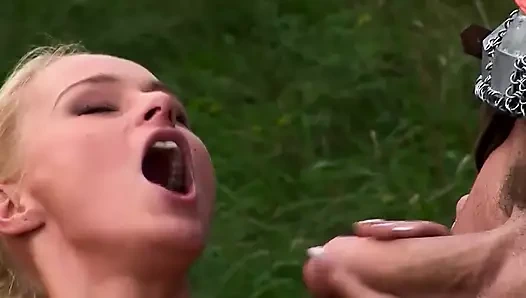 Nikki Sun bu got era sahnesinde iki şövalye tarafından iki kez sikiliyor