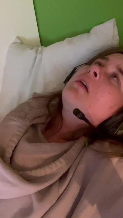 Трахаю себя дилдо в моей тугой киске