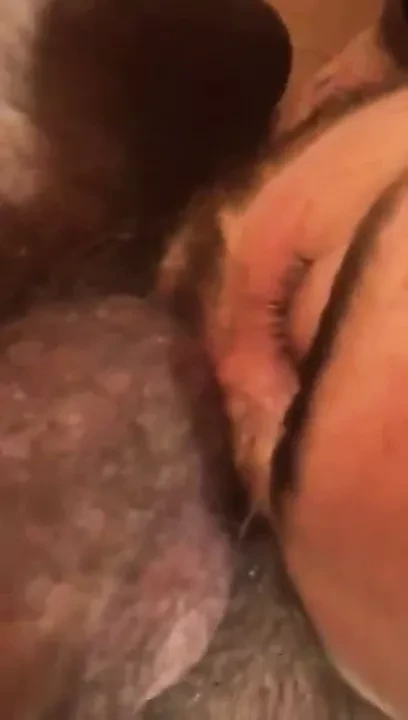 Нюхает потную промежность