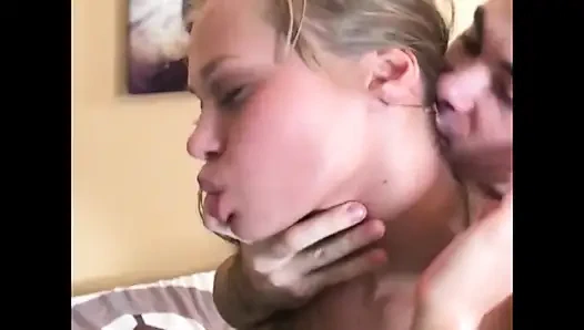 Genç sürtük amının derinliklerine büyük miktarda döl alıyor