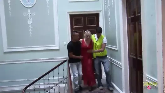 Kocası şehir dışındayken büyük memeli sarışın orta yaşlı seksi kadın anal üçlü sekste çifte sikiliyor