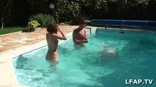 Salope defoncee au bord de la piscine
