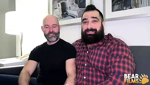 Bearfilms çıplak korucu yarağını mavi heeler sıkı göt deliğine sokuyor
