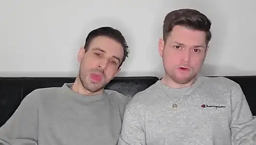 Asılı sünnetsiz brotosh delikanlılar yan yana mastürbasyon yapıyor