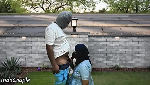 Istri muslim berhijab yang tukang selingkuh pamer memek di depan umum dan nyepong kontol orang asing demi uang viral di jakarta