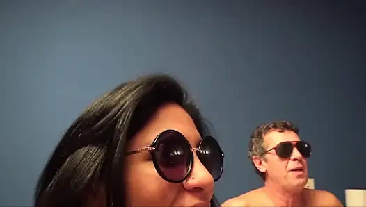 Latin tombul kadın İtalyan azgın erkeklerle üçlü seks yapıyor