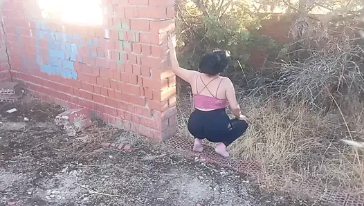 Terk edilmiş bir evde osuruyor