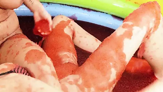 Lezbiyenler sahip olan eğlence içinde minik yüzme havuzu