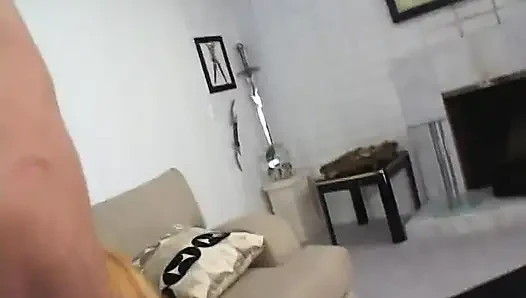 Edepsiz küçük fahişe memeli büyük göğüsleriyle adamla sikişiyor