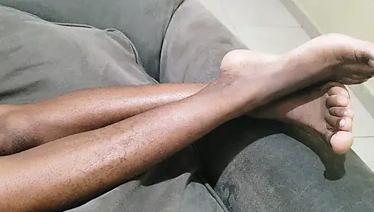 Женщина с множеством красивых волос на лобке между ее ног лежит на ее диване, ожидая, чтобы получить любовь с ней