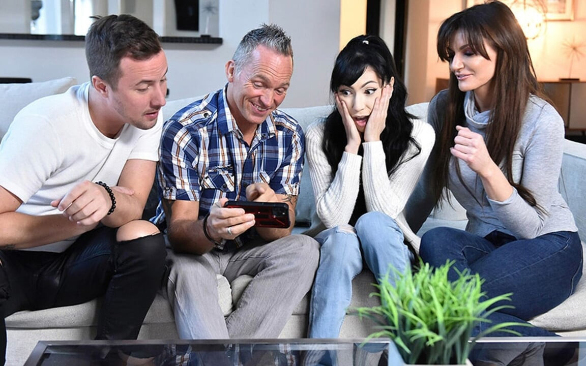 Familystrokes - üvey kız judy jolie ve büyük memeli üvey anne Becky Bandini ile üvey aile tabu grup seks