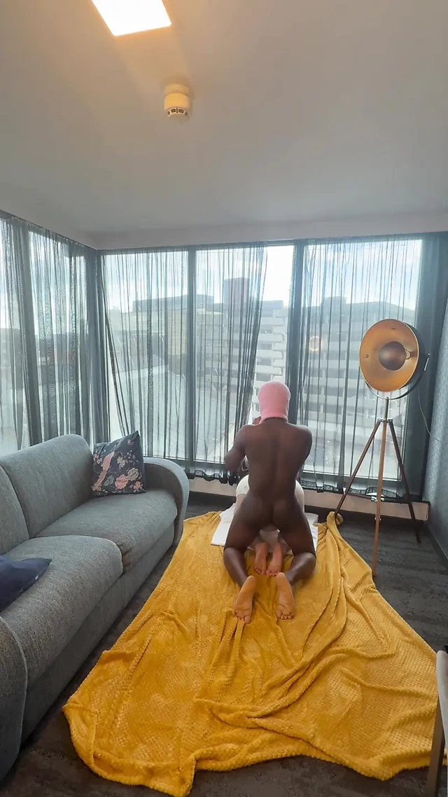 Bakış açısı otel odasında pencere manzaralı ilk büyük zenci yarağımı sikiyorum