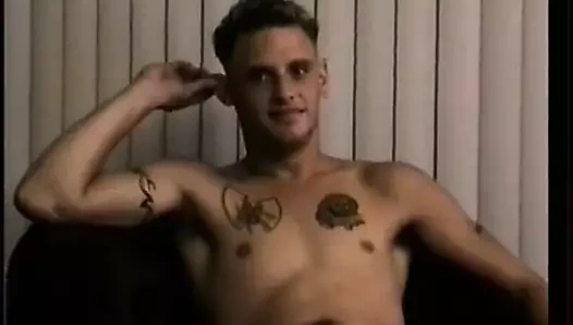 Heteroseksüel oğlan vızıltılı götünü sikiyor