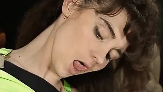 Alman genç kızlar sert anal üçlü seksten sonra yüze boşalma