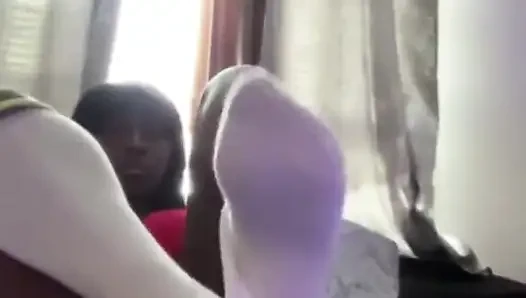 Ayaklarımı ve ayak parmaklarımı gösteriyorum yakın çekim
