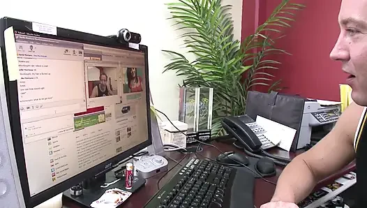 Esmer genç kız büyük bir yarakla sikiliyor ve dölleniyor