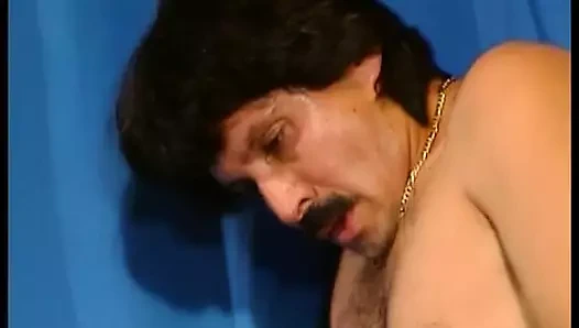 Edepsiz Alman sürtükler üçlü sikişmeden önce birbirlerini parmaklıyor