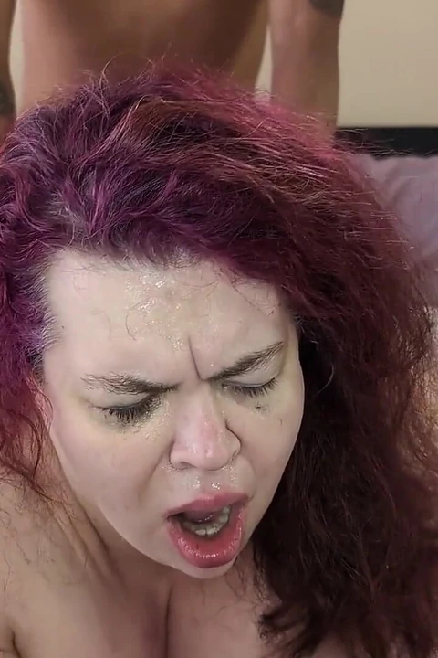 Неверную толстушку долбит большой черный член