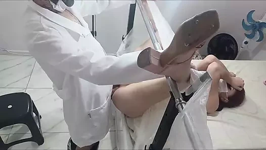 Jinekolog genç kadını muayene etmek için anestezik jel kullandı