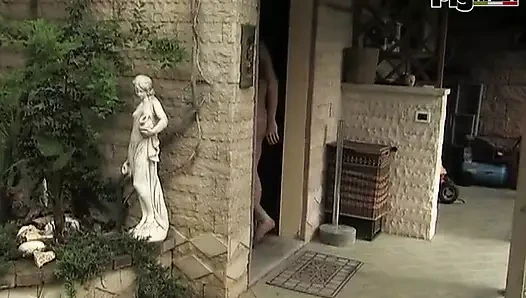 Valentina büyük sert yarağı seviyor ve her zaman una strana famiglia filminden 03. sahnede ateşli boşalmaya hevesli