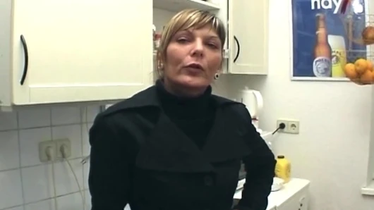 Olgun sarışın dildolarla orgazm olana kadar ıslak amcık