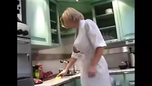 Olgun norsk sarışın sigara içiyor bakış açısı