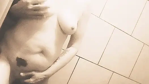 Ateşli orta yaşlı seksi kadınla seksi duş sikişi