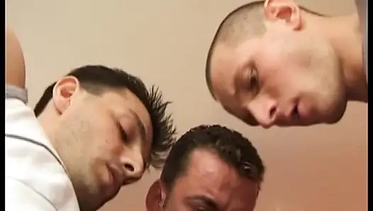 Muhteşem Alman genç kız ateşli grup sekste sikiliyor