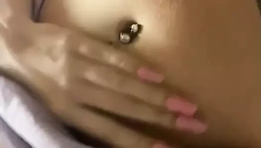 Göbek Meksika yemeği yemekten ve kendimi parmaklamaktan ovuyor