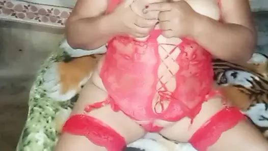 Kırmızı iç çamaşırlı öğleden sonra