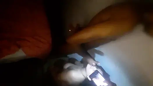 Bir yiyiciden ateşli döl yutmayı ve gavata göstermeyi seviyor ve hepsini aldı