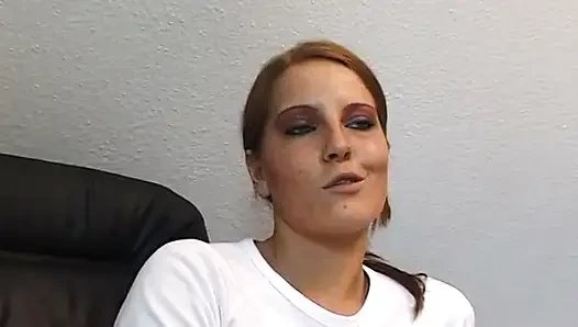 Seksi sürtük ofiste mastürbasyon yapıyor