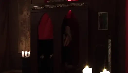 Sarışın orta yaşlı seksi kadın zonklayan yarağı gırtlağına kadar alıyor ve her yere fışkırtıyor