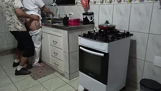 Hizmetçi bulaşık yıkarken götünü kullandırıyor.