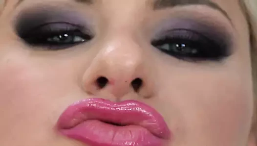 Bridget Çek güzel, sarışın, tamamen doğal, solo Euro mastürbasyon oyuncakları, çizmeler, iç çamaşırı