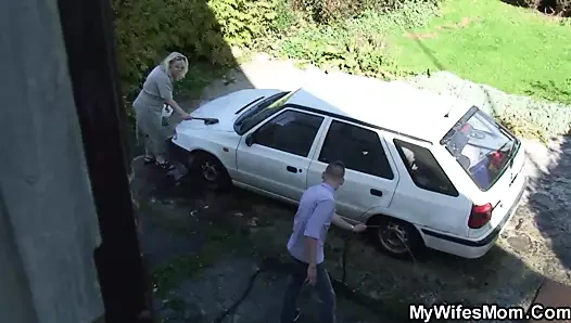 Sarışın kayınvalideyi arka bahçede sikiyor