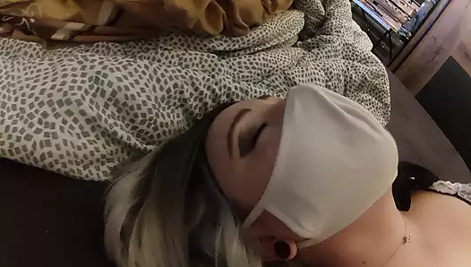 Sevimli hizmetçi dildoyla mastürbasyon yapacak ve izlemeni istiyor