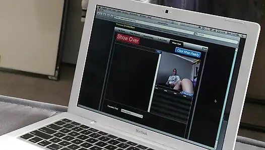 Tatlı hatun fahişe deve toynağı amcığının derin sikişli cooter'ı dölle dolu görünüyor