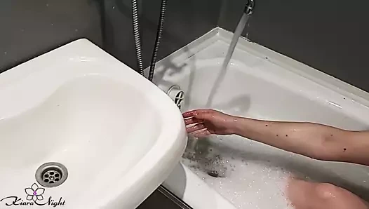 Kız vücudu tutkuyla yıkar ve kedi mastürbasyon yapar - amatör