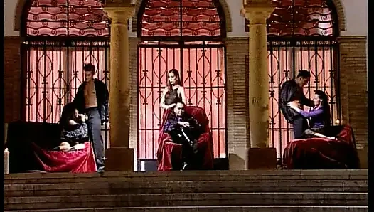 Siyah çizmeli çarpıcı esmer azgın sert yarakla sert sikiliyor