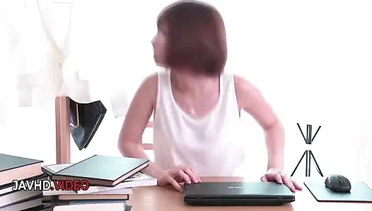 Islak anlarla Japon evli kadının ateşli sakso sahnesi