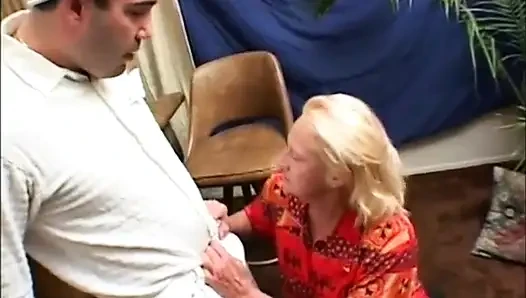 Yaşlı kız mastürbasyon yapıyor... ağzına boşalma