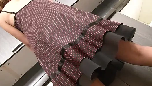 Edepsiz Asyalı genç kaltak büyük sert bir yarak alıyor